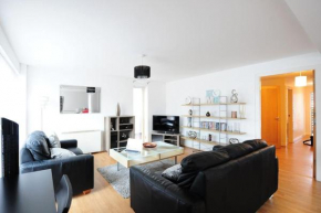 Beautiful 2 Bed City Centre Apartment by Greenstay Serviced Accommodation - Secure Parking With Fast Wi-Fi, Sleeps 4 - Perfect For Contractors, Business Travellers, Couples & Families - Long Stays Wel